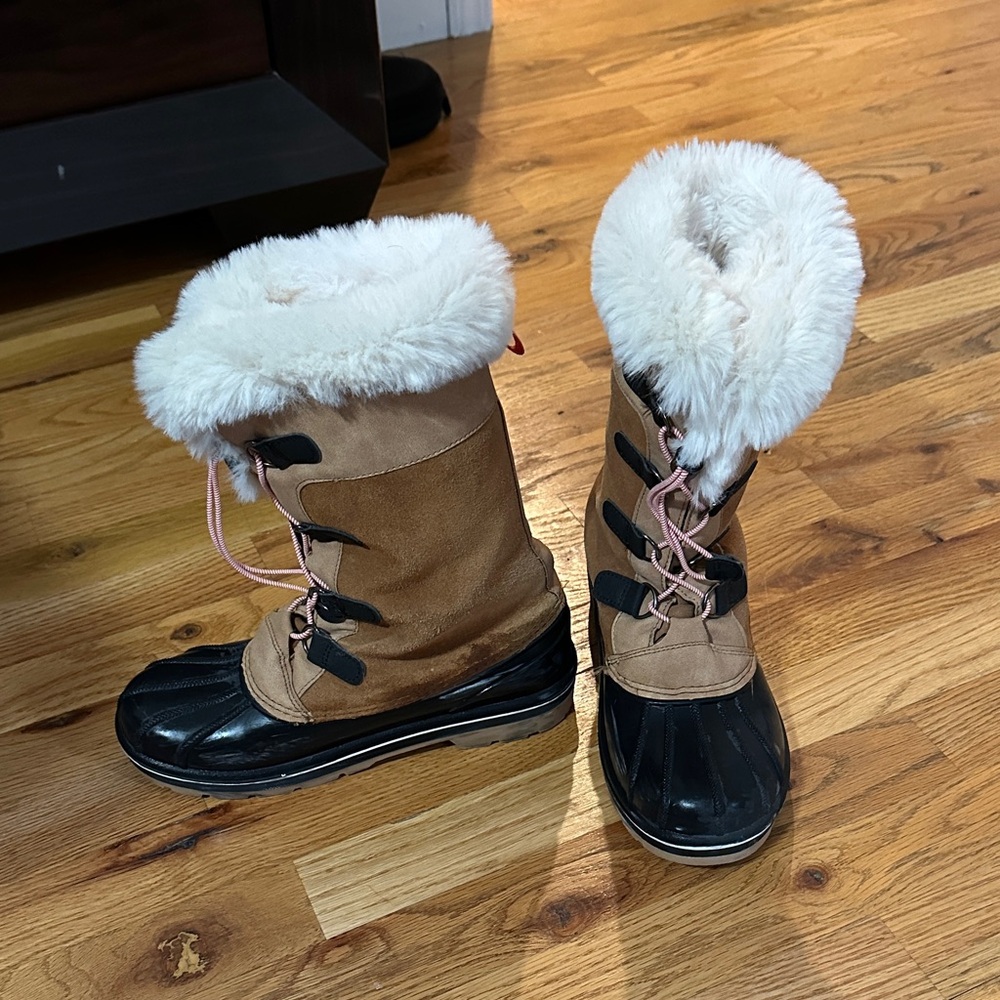 Cat & Jack Kids Boots with Tan and Black Design
